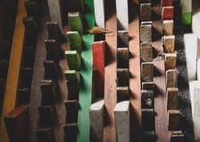 Los paneles de madera coloridos que mienten encima de uno a foto de archivo Los paneles de madera coloridos que mienten encima de uno a foto de archivo