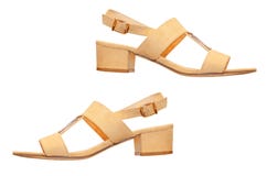 Los pares de sandalias beige de la mujer Aislado fotografía de archivo Los pares de sandalias beige de la mujer Aislado fotografía de archivo