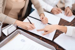 Los pares fueron a un abogado a concluir un acuerdo en el divorcio Imagen de archivo libre de regalías Los pares fueron a un abogado a concluir un acuerdo en el divorcio Imagen de archivo libre de regalías