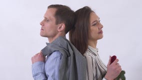 Los pares jovenes retroceden para apoyar muy triste, grito de la mujer y el hombre está muy trastornado Mujer que tira de los pét almacen de video Los pares jovenes retroceden para apoyar muy triste, grito de la mujer y el hombre está muy trastornado Mujer que tira de los pét almacen de video