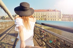 Los pares me siguen en Polonia Mujer quisieran que su hombre la siguiera en vacaciones o luna de miel Mujer joven atractiva en so fotos de archivo Los pares me siguen en Polonia Mujer quisieran que su hombre la siguiera en vacaciones o luna de miel Mujer joven atractiva en so fotos de archivo