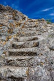 Los pasos de piedra de la escalera tallaron en roca del granito foto de archivo libre de regalías Los pasos de piedra de la escalera tallaron en roca del granito foto de archivo libre de regalías