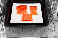 Los pedazos salvajes de los salmones rojos cubrieron con los granos de pimienta y la sal rojos secados del mar fotografía de archivo Los pedazos salvajes de los salmones rojos cubrieron con los granos de pimienta y la sal rojos secados del mar fotografía de archivo