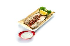 Los pescados cocidos cortan con paprika en el fondo blanco imagen de archivo libre de regalías Los pescados cocidos cortan con paprika en el fondo blanco imagen de archivo libre de regalías