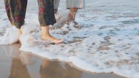 Los pies de los pares mayores que caminaban en la playa, steadicam tiraron almacen de metraje de vídeo Los pies de los pares mayores que caminaban en la playa, steadicam tiraron almacen de metraje de vídeo