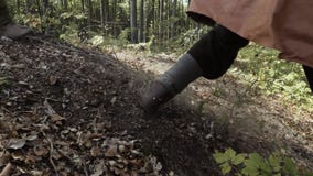 Los pies de Vikingos que corren a lo largo de la cuesta almacen de metraje de vídeo Los pies de Vikingos que corren a lo largo de la cuesta almacen de metraje de vídeo