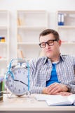 Los plazos que falta del estudiante de medicina para terminar la asignación foto de archivo libre de regalías Los plazos que falta del estudiante de medicina para terminar la asignación foto de archivo libre de regalías