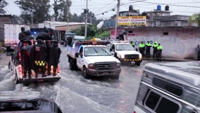 Los policías patrullan las calles en furgonetas para ayudar a la población debida la inundación Los policías patrullan las calles en furgonetas para ayudar a la población debida la inundación