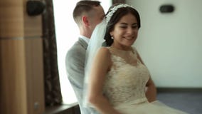 Los recienes casados felices bailan un vals en un cuarto con un interior hermoso en un hotel almacen de video Los recienes casados felices bailan un vals en un cuarto con un interior hermoso en un hotel almacen de video