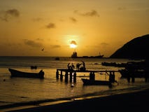 Los Roques, karibischer Strand: Vogelperspektive des Sonnenuntergangs auf dem Strand stockbild Los Roques, karibischer Strand: Vogelperspektive des Sonnenuntergangs auf dem Strand stockbild