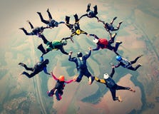 Los Skydivers combinan efecto de la foto del trabajo imagenes de archivo Los Skydivers combinan efecto de la foto del trabajo imagenes de archivo