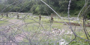 Los soldados indios del ejército patrullan en un helipuerto del ejército cerca de la línea de ubicación del control cerca de Poon Imágenes de archivo libres de regalías Los soldados indios del ejército patrullan en un helipuerto del ejército cerca de la línea de ubicación del control cerca de Poon Imágenes de archivo libres de regalías