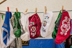 Los sombreros tradicionales femeninos tártaros y bashkires del vintage cuelgan en venta en pinzas en una cuerda fotografía de archivo libre de regalías Los sombreros tradicionales femeninos tártaros y bashkires del vintage cuelgan en venta en pinzas en una cuerda fotografía de archivo libre de regalías