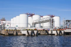 Los tanques blancos para la gasolina y el aceite Foto de archivo libre de regalías Los tanques blancos para la gasolina y el aceite Foto de archivo libre de regalías