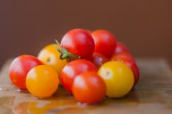 Los tomates de cereza orgánicos de un jardín son rojos amarillos sanos fotos de archivo Los tomates de cereza orgánicos de un jardín son rojos amarillos sanos fotos de archivo
