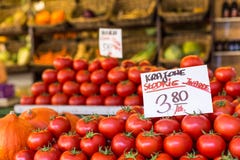Los tomates frescos en un mercado atascan en Polonia imagen de archivo libre de regalías Los tomates frescos en un mercado atascan en Polonia imagen de archivo libre de regalías