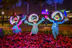 Los tres topiaries de los caballeros Jose Carioca, de Donald Duck y de Panchito Pistoles en paisaje colorido en Epcot en Walt Dis foto de archivo Los tres topiaries de los caballeros Jose Carioca, de Donald Duck y de Panchito Pistoles en paisaje colorido en Epcot en Walt Dis foto de archivo