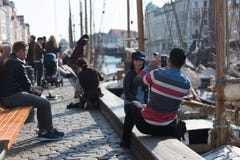 Los turistas toman imágenes y gozan de un puerto europeo hermoso imagen de archivo Los turistas toman imágenes y gozan de un puerto europeo hermoso imagen de archivo