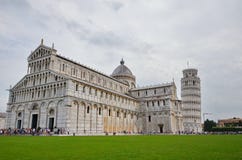 Los turistas visitan la torre inclinada de Pisa Foto de archivo Los turistas visitan la torre inclinada de Pisa Foto de archivo