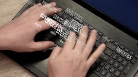 Los términos sobre negocio y finanzas vuelan lejos de las manos en el teclado metrajes Los términos sobre negocio y finanzas vuelan lejos de las manos en el teclado metrajes