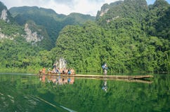 Los viajeros disfrutan de la opinión escénica del paisaje de la naturaleza hermosa sobre el barco de bambú en el parque nacional imagenes de archivo Los viajeros disfrutan de la opinión escénica del paisaje de la naturaleza hermosa sobre el barco de bambú en el parque nacional imagenes de archivo