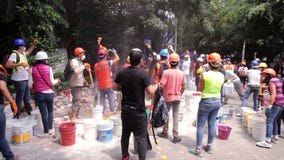 Los voluntarios aumentan su mano con la señal cerrada puño Los voluntarios aumentan su mano con la señal cerrada puño
