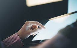 Loseup ¡ Ð человека указывая к монитору компьютера с синью пустого экрана против предпосылки света bokeh в офисе стоковое изображение rf Loseup ¡ Ð человека указывая к монитору компьютера с синью пустого экрана против предпосылки света bokeh в офисе стоковое изображение rf