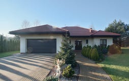 Losgemaakt huis met tuin stock afbeeldingen Losgemaakt huis met tuin stock afbeeldingen