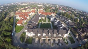 Lot truteń nad domami zbiory wideo Lot truteń nad domami zbiory wideo
