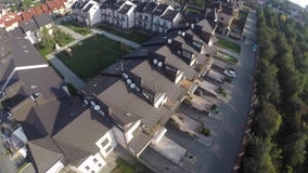 Lot truteń nad domami zbiory wideo Lot truteń nad domami zbiory wideo