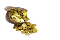 Lotter som staplar guld- mynt på svart bakgrund, pengarbunt för framtid för investering och för sparande för affärsplanläggning royaltyfria bilder Lotter som staplar guld- mynt på svart bakgrund, pengarbunt för framtid för investering och för sparande för affärsplanläggning royaltyfria bilder