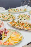 Lotti di alimento differente ad un partito, alla fine su, ai panini con carne ed ai frutti fotografia stock Lotti di alimento differente ad un partito, alla fine su, ai panini con carne ed ai frutti fotografia stock