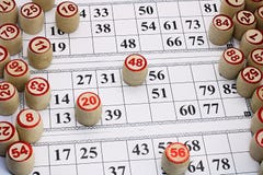 Lotto настольной игры, карты с номерами для игры, бочонками на картах во время игры, стоковая фотография Lotto настольной игры, карты с номерами для игры, бочонками на картах во время игры, стоковая фотография