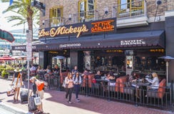 Lou en Mickeys bij Gaslamp-Kwart in San Diego - SAN DIEGO - CALIFORNIË - APRIL 21, 2017 stock foto Lou en Mickeys bij Gaslamp-Kwart in San Diego - SAN DIEGO - CALIFORNIË - APRIL 21, 2017 stock foto
