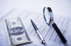 Loupe, stylo et rapport financier analytique se trouvant sur une table Photographie stock libre de droits Loupe, stylo et rapport financier analytique se trouvant sur une table Photographie stock libre de droits