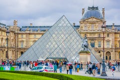 Louvre-Museum außen in Paris, Frankreich lizenzfreies stockfoto Louvre-Museum außen in Paris, Frankreich lizenzfreies stockfoto
