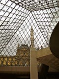 Louvre ostrosłupa wnętrze z rzeźbą zdjęcie stock Louvre ostrosłupa wnętrze z rzeźbą zdjęcie stock