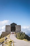 Lovcen/Montenegro - settembre 2017: strada al mausoleo di Negosh - la tomba di ultimo righello spirituale del Montenegro, immagine stock libera da diritti Lovcen/Montenegro - settembre 2017: strada al mausoleo di Negosh - la tomba di ultimo righello spirituale del Montenegro, immagine stock libera da diritti