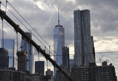 Lower Manhattantornsikt från den Brooklyn bron över East River från New York City i Förenta staterna royaltyfria foton Lower Manhattantornsikt från den Brooklyn bron över East River från New York City i Förenta staterna royaltyfria foton