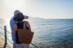 ?ltere Paare, die auf Pier durch Rotes Meer gehen Leute, die Sommerferien und -landschaft genießen lizenzfreie stockfotos ?ltere Paare, die auf Pier durch Rotes Meer gehen Leute, die Sommerferien und -landschaft genießen lizenzfreie stockfotos