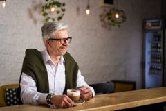 ?lterer Mann, der einen Kaffee in der Bar trinkt lizenzfreie stockfotos ?lterer Mann, der einen Kaffee in der Bar trinkt lizenzfreie stockfotos