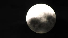Lua cheia com as nuvens que passam perto no c?u noturno escuro video estoque Lua cheia com as nuvens que passam perto no c?u noturno escuro video estoque
