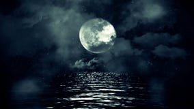 Lua cheia fantástica com a noite estrelado que reflete acima da água com nuvens e névoa Lua cheia fantástica com a noite estrelado que reflete acima da água com nuvens e névoa