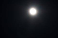 Lua cheia vista com um telescópio astronômico sobre o céu azul foto de stock Lua cheia vista com um telescópio astronômico sobre o céu azul foto de stock