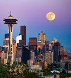 Lua sobre Seattle imagens de stock royalty free