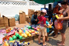 LUANG PRABANG, LAOS - 14 DE ABRIL DE 2019 Povos locais do Lao que comemoram o MAI do pi, no mercado Lao New Year, festival grande foto de stock royalty free LUANG PRABANG, LAOS - 14 DE ABRIL DE 2019 Povos locais do Lao que comemoram o MAI do pi, no mercado Lao New Year, festival grande foto de stock royalty free