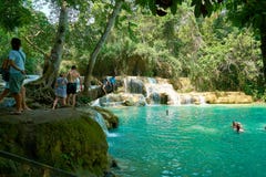 Luang Prabang Laos 04 20 2019 Ludzie wizyty Kuangsi siklawy zdjęcie stock Luang Prabang Laos 04 20 2019 Ludzie wizyty Kuangsi siklawy zdjęcie stock