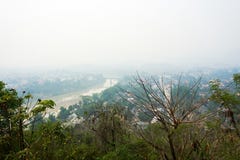 LUANG PRABANG LAOS O 14 DE ABRIL 2019: vista do si de Phou da montagem, si de Phu, monte alto no centro da cidade velha de Luang imagem de stock royalty free LUANG PRABANG LAOS O 14 DE ABRIL 2019: vista do si de Phou da montagem, si de Phu, monte alto no centro da cidade velha de Luang imagem de stock royalty free