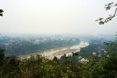 LUANG PRABANG LAOS O 14 DE ABRIL 2019: vista do si de Phou da montagem, si de Phu, monte alto no centro da cidade velha de Luang imagens de stock royalty free LUANG PRABANG LAOS O 14 DE ABRIL 2019: vista do si de Phou da montagem, si de Phu, monte alto no centro da cidade velha de Luang imagens de stock royalty free
