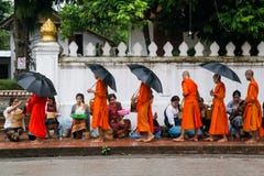 Luang Prabang, Laos - vers en août 2015 : Aumône traditionnelle donnant la cérémonie de la nourriture de distribution aux moines image libre de droits Luang Prabang, Laos - vers en août 2015 : Aumône traditionnelle donnant la cérémonie de la nourriture de distribution aux moines image libre de droits